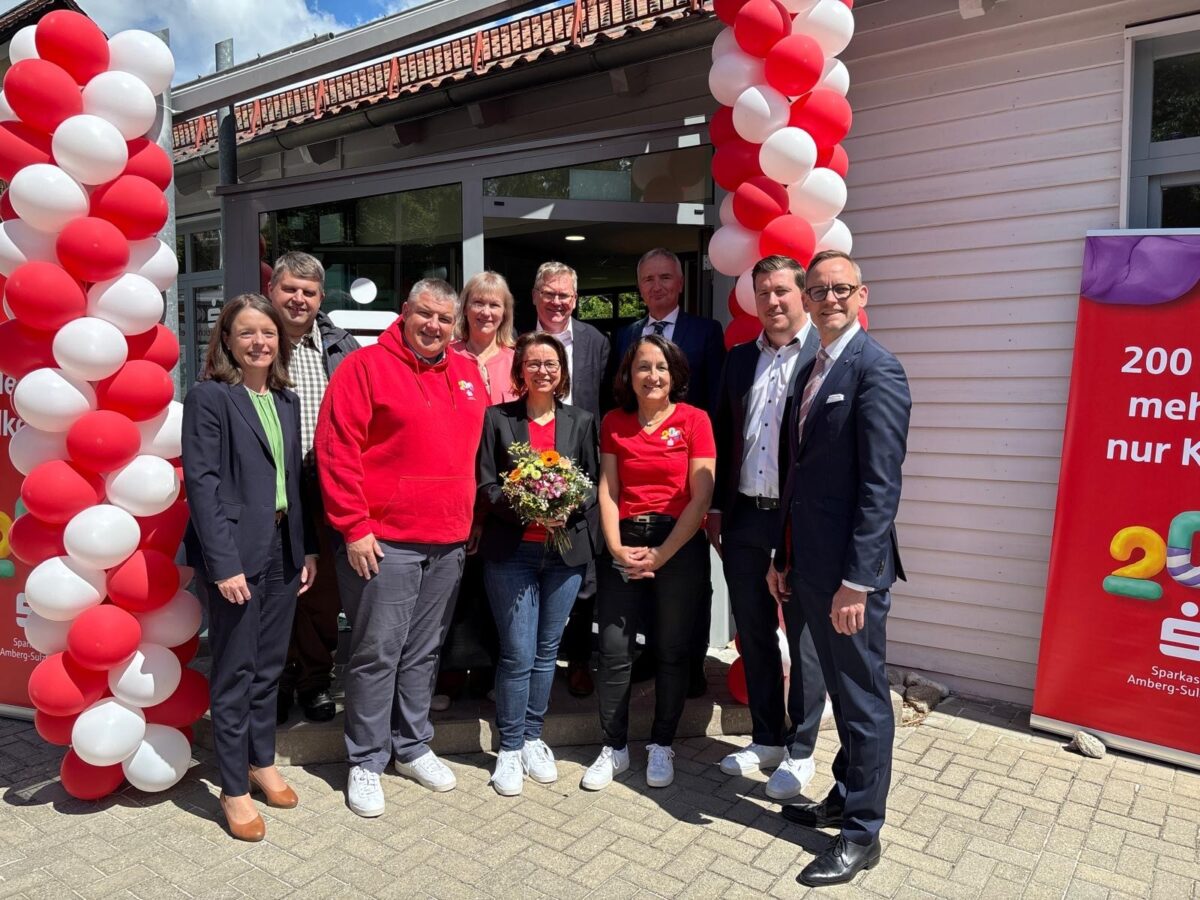 Illschwang: Sparkasse feiert moderne Wiedereröffnung