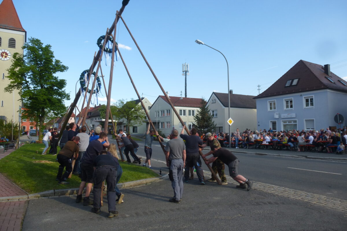 Kaltenbrunn stellt Maibaum traditionell auf