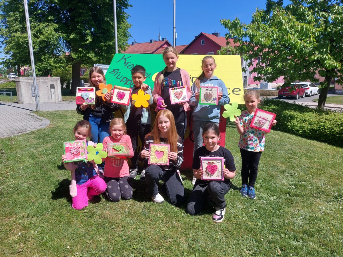 Kinder basteln Geschenke im Jugendprogramm