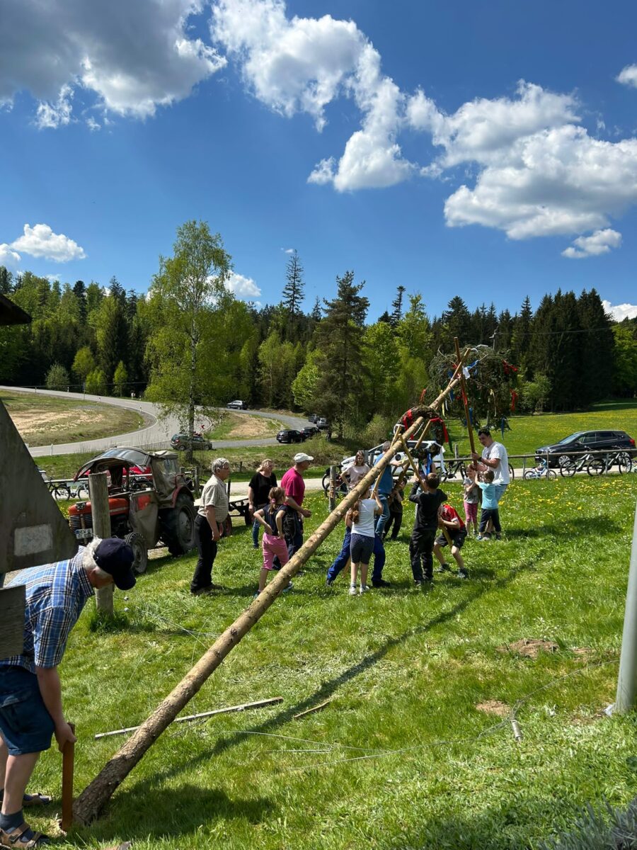 Kinder setzen Maibaumtradition in Georgenberg fort