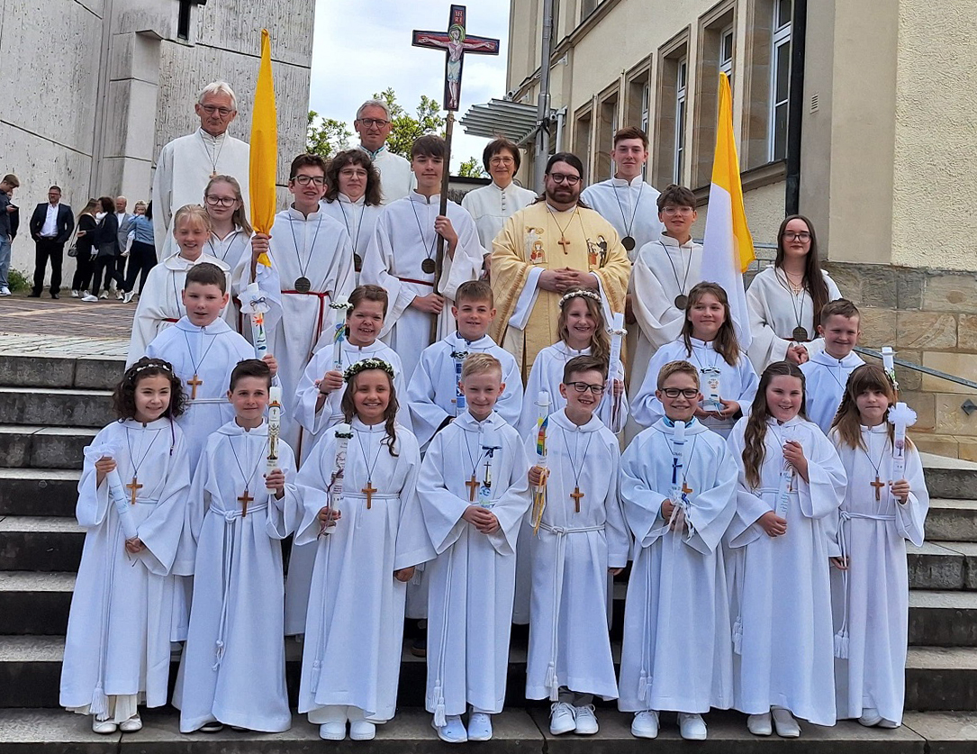 14 junge Christen der Pfarrei Kirchenthumbach zum ersten Mal am Tisch des Herrn