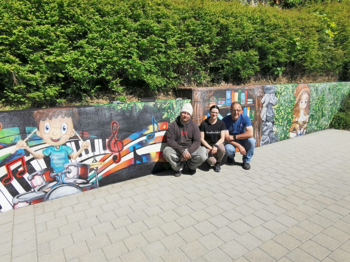 Künstler verschönert Eslarner Schule mit Wandkunst
