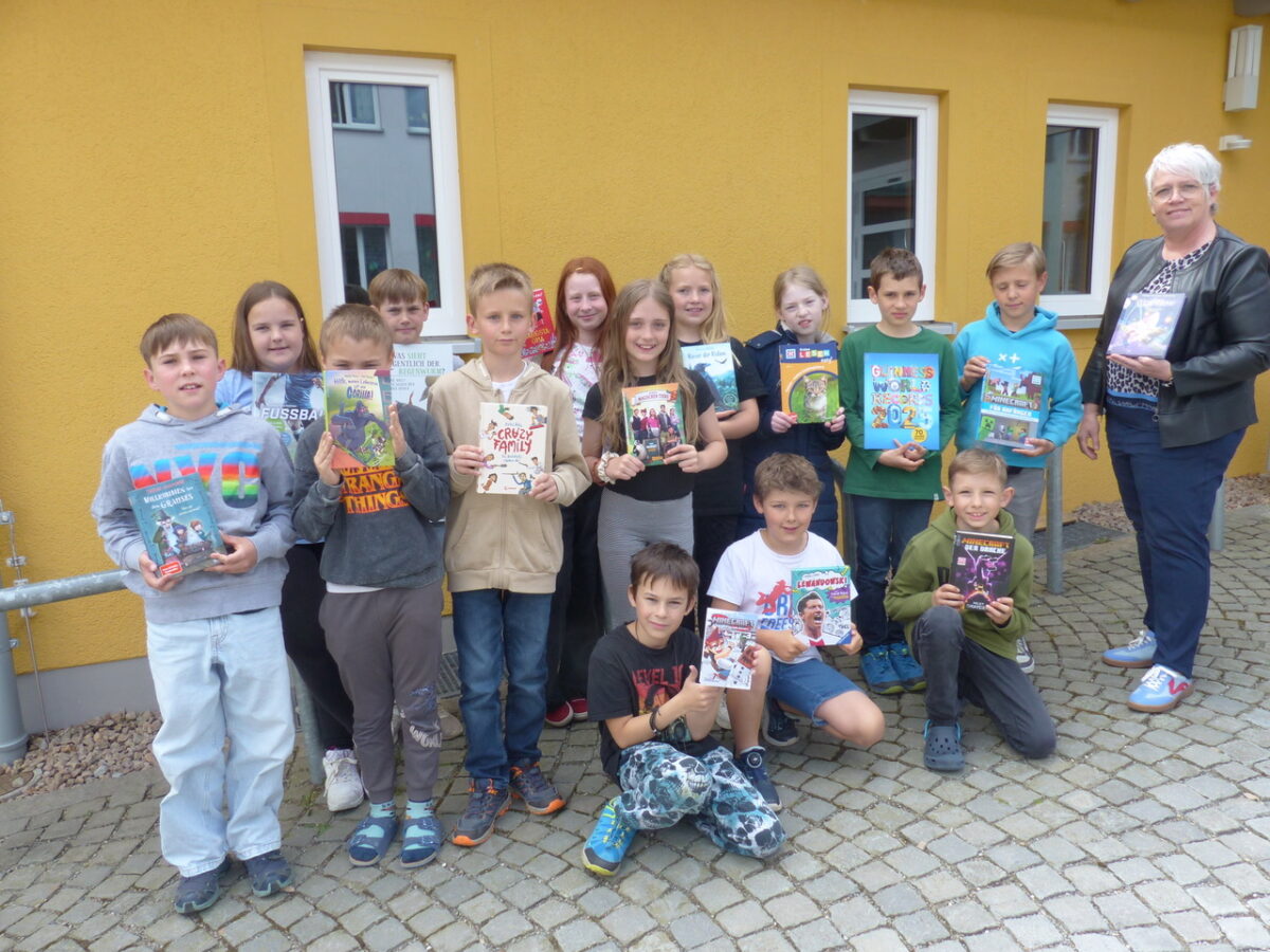 Leuchtenberger Grundschüler freuen sich über neue Bücher