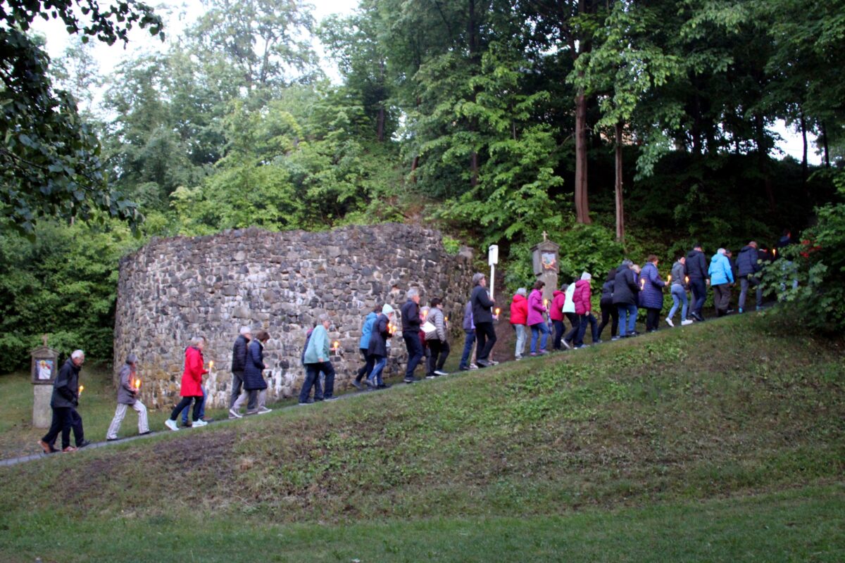 Lichterprozession in Parkstein zieht Gläubige an