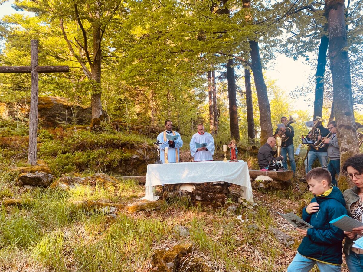 Pater John und Mesner Alexander Achatz.jpg