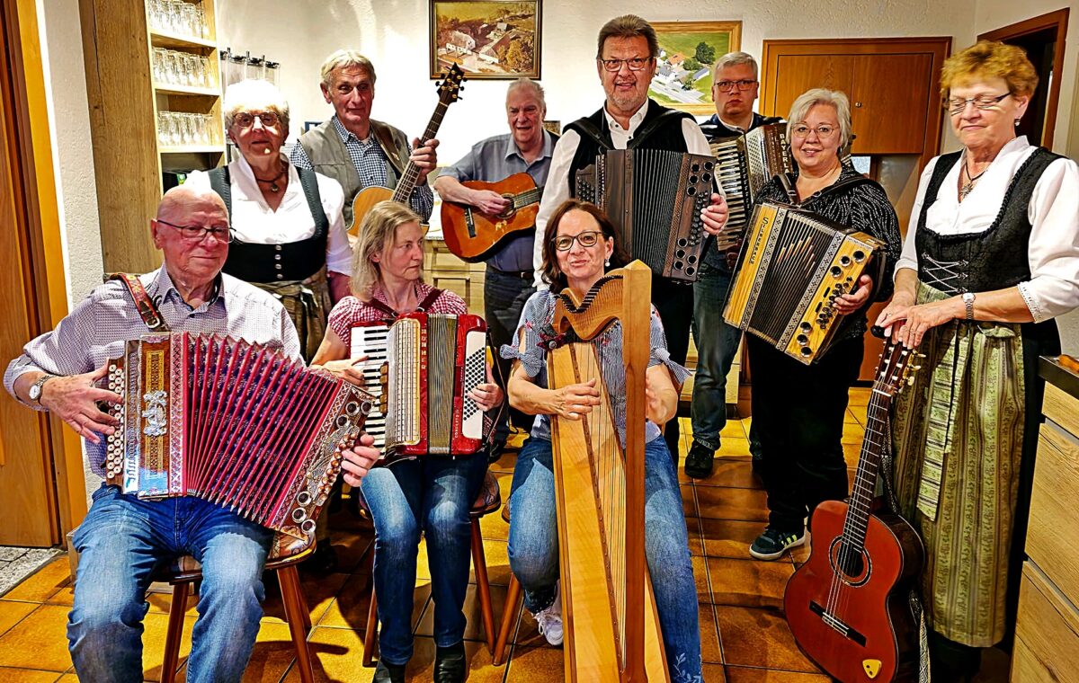 Maiandacht und Musik in Letzau trotzen dem Regen