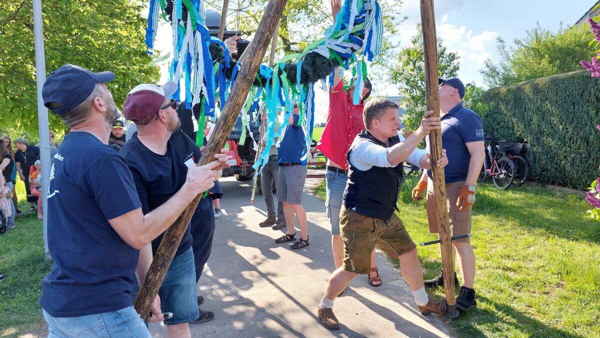 Maibaum der Siedlergemeinschaft Krumme Äcker aufgestellt
