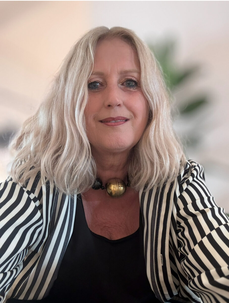 Besucher:innen sind herzlich eingeladen, mit der Künstlerin ins Gespräch zu kommen und einen atmosphärischen Kunstabend zu erleben. Foto: Marthe