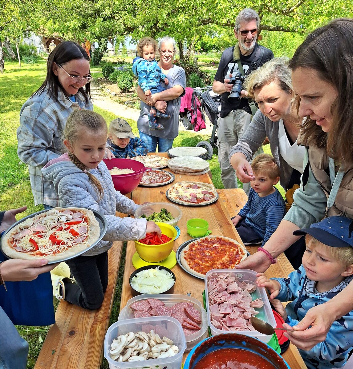 OGV im Kreislehrgarten, beim Pizzabacken zum Schluss.jpg