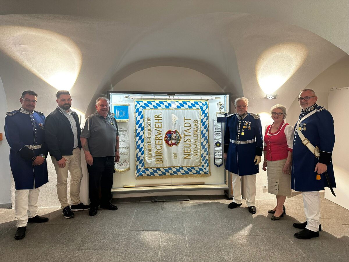Neustadts Bürgerwehrfahne findet im Rathaus neuen Platz