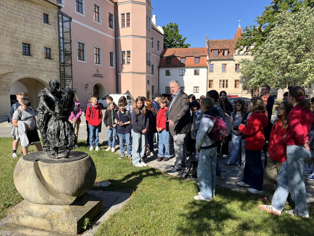 Landrat führt Auerbacher Schüler durch das Landratsamt