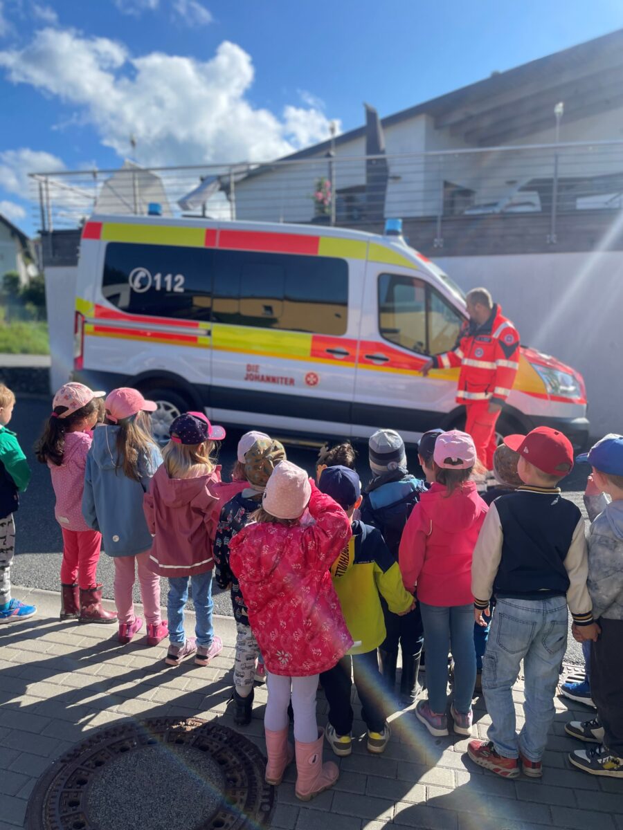 Rettungswagen begeistert Kinder in Kita Löwenzahn