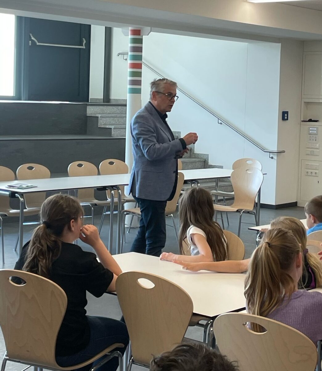 Scharf fördert Politikverständnis bei Schwarzenfelder Schülern