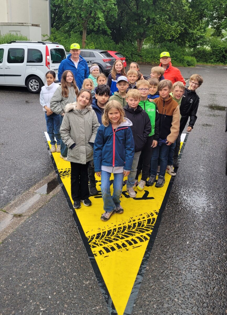 Schulkinder lernen Gefahren des Toten Winkels kennen