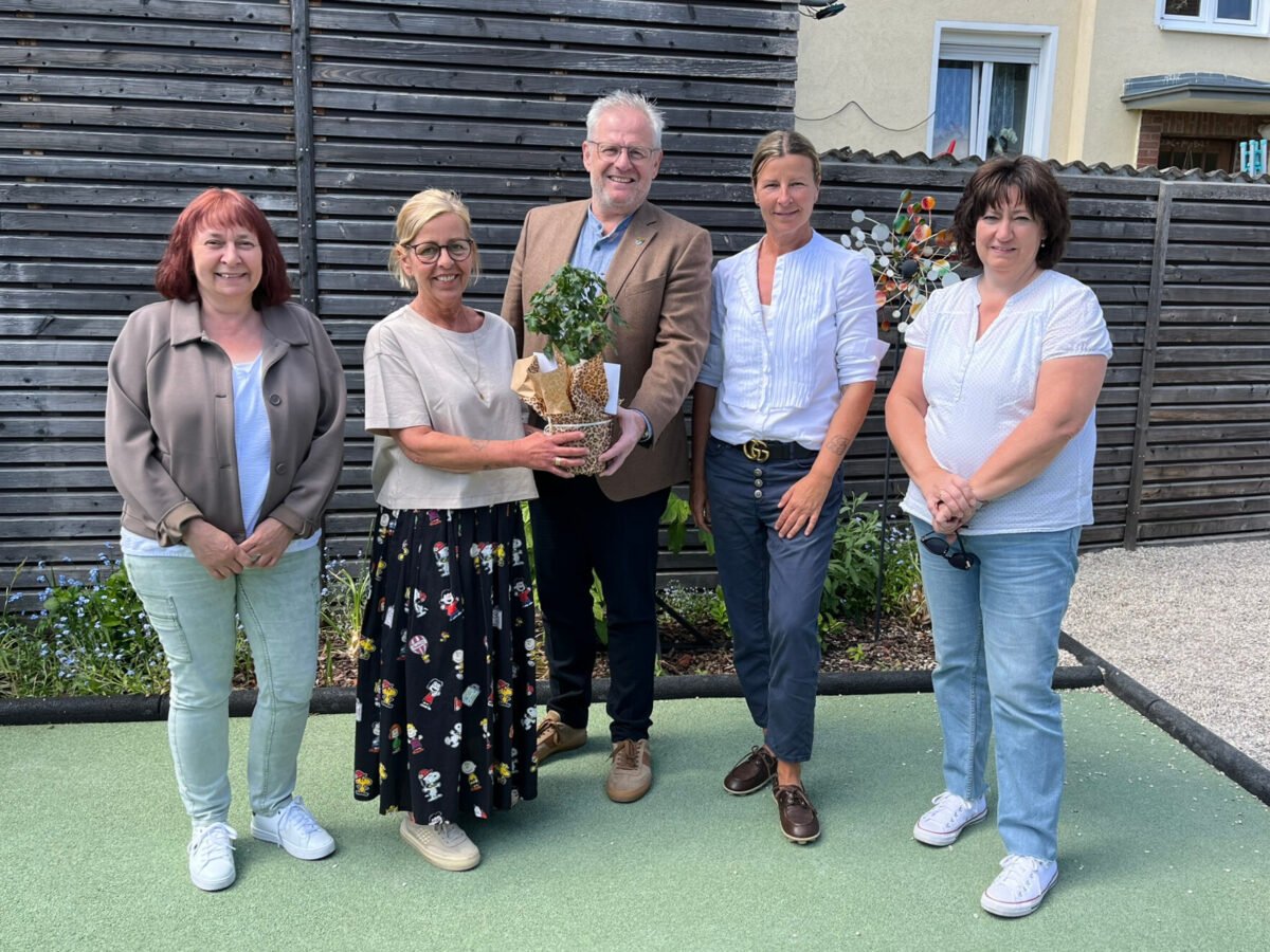 Schwandorf ehrt Kita-Personal mit Blumen zum Aktionstag