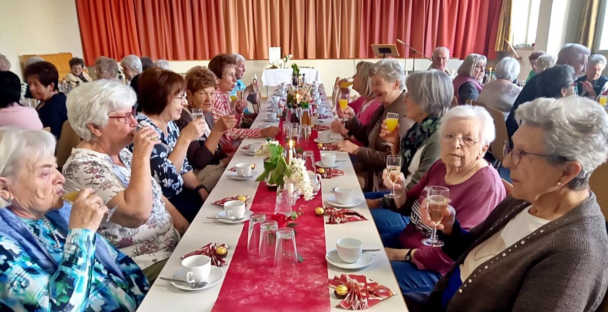 Gemütlicher Seniorennachmittag ehrt Eltern in Schirmitz