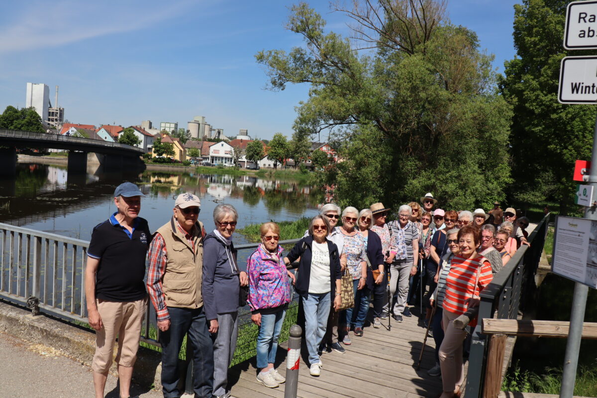 Seniorinnen und Senioren erkunden den Planetenweg