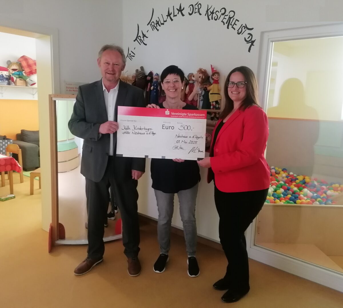Spende der Sparkasse unterstützt Kindertagesstätte in Neuhaus