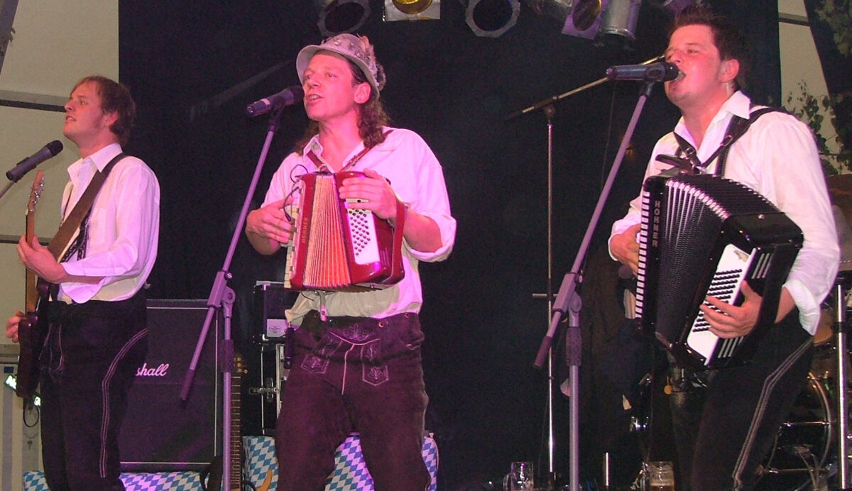 Troglauer Buam rocken Heimatort Kastl beim Erntedankfest 2025