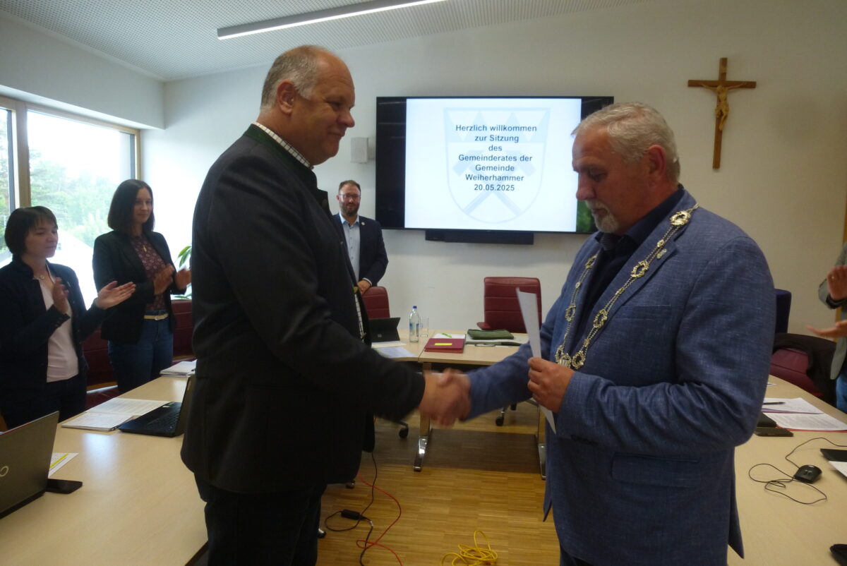 Erwin Rast erneut im Gemeinderat Weiherhammer vereidigt