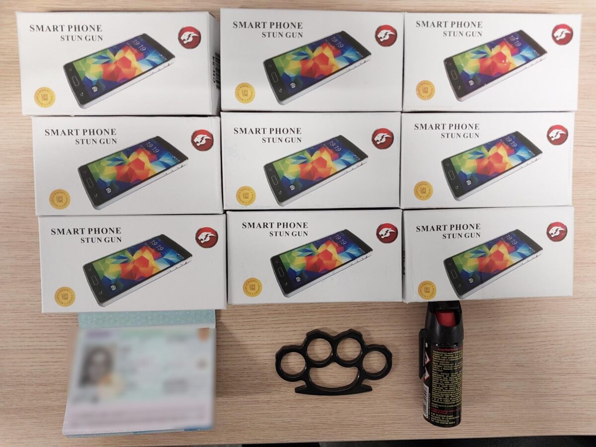 20250515_9 Smartphones mit 1 Schlagring und ein Pfefferspray _original.jpg