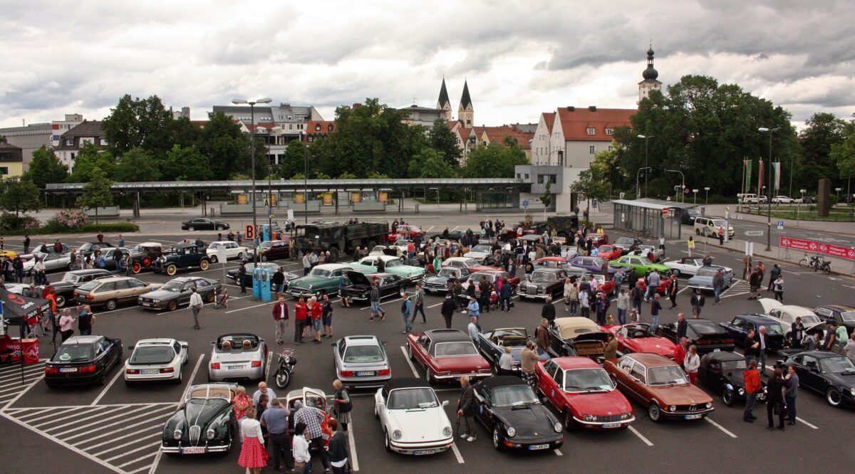 Gesamtbild, der Veranstalter hofft, dass der Großparkplatz wieder so zum Oldtimertreffen voll beparkt ist.