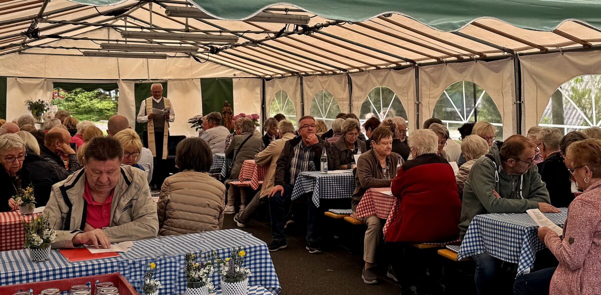 Weidener BVS feiert trotz Regenwetter Andacht und Familienfest
