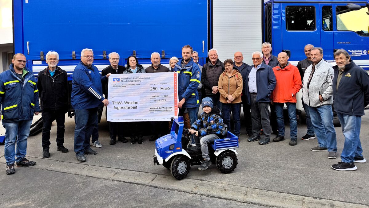 Siedler mit Spende an THW.jpg