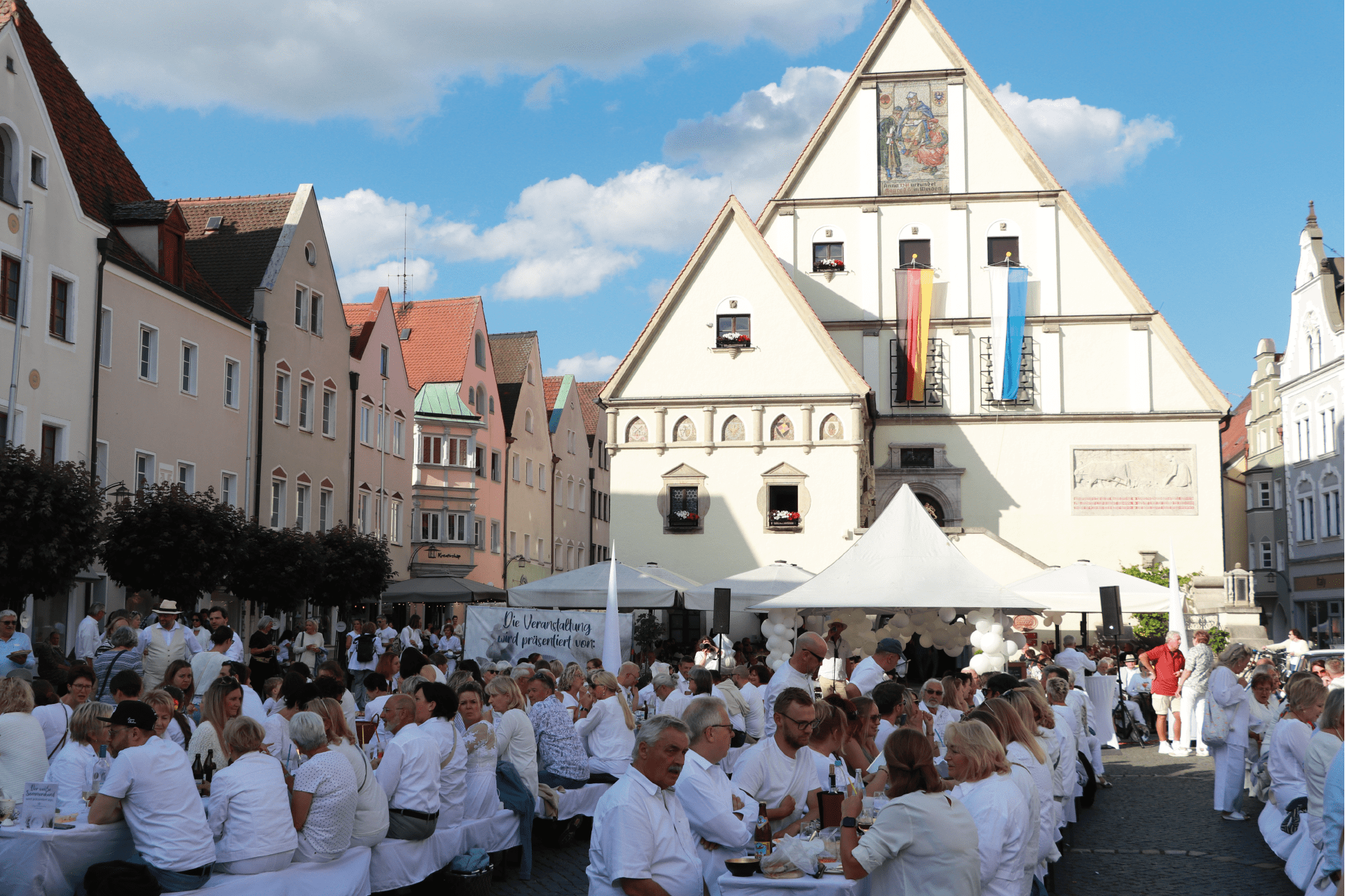 Weißer Sommerabend 2025 lädt nach Weiden ein