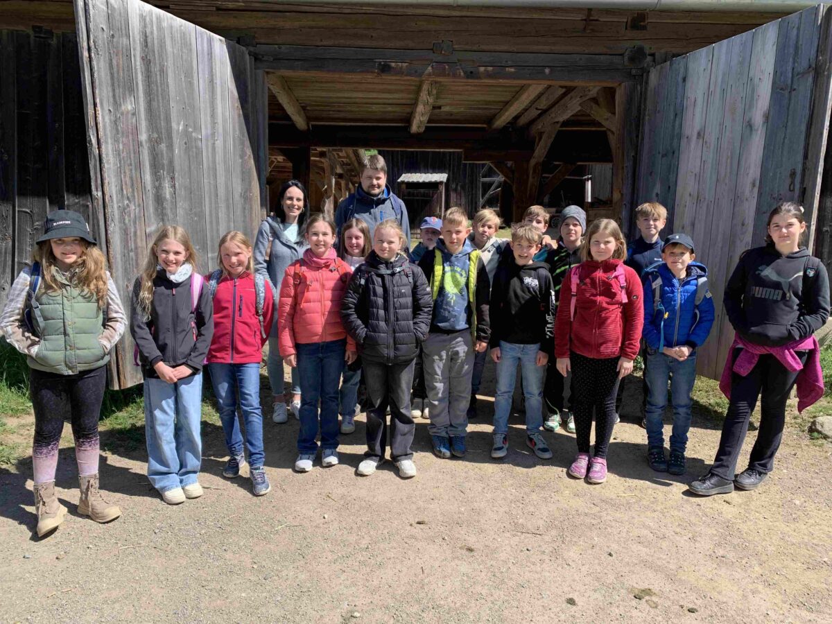 Erbendorfer Grundschüler erforschen beim Ausflug die Bedeutung von Wasser