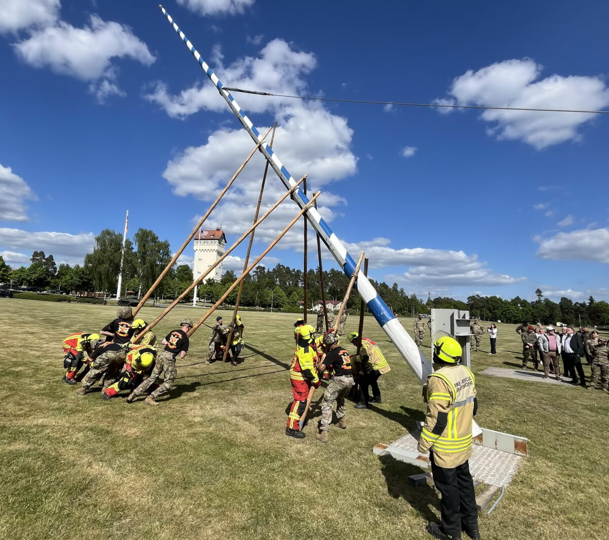 Grafenwöhr: Weiß-blauer Baum der Verbundenheit und Freundschaft steht