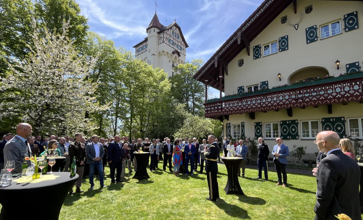 Frühlingsgefühle bei US-Empfang: Klares Bekenntnis zu Grafenwöhr und Hohenfels