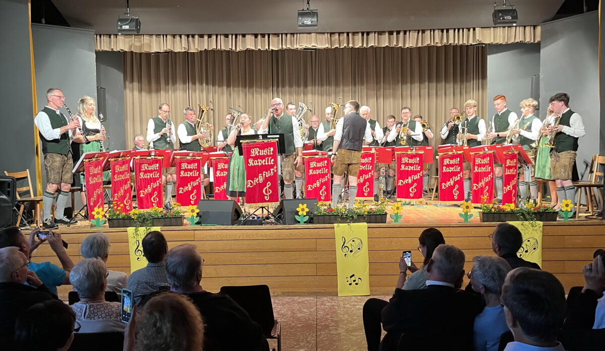 Blasmusik mit Herz: Dießfurter Musikkapelle feiert Ernst Mosch