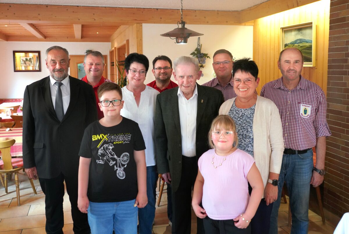 Alle pilgern zum Gratulieren zum Fahrenberg: Mesner Sepp Riedl ist 85 geworden