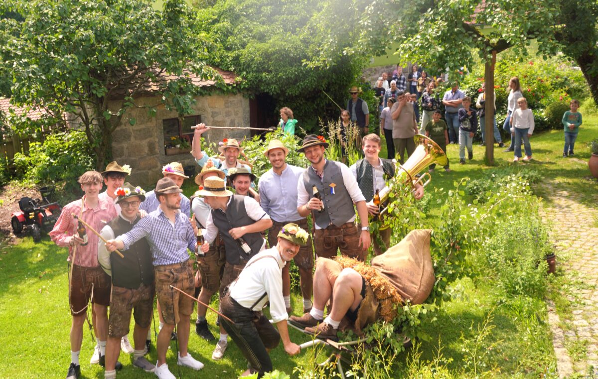 Lustiges Ritual mit ganz viel Tradition – der Lennesriether Pfingstschwanz