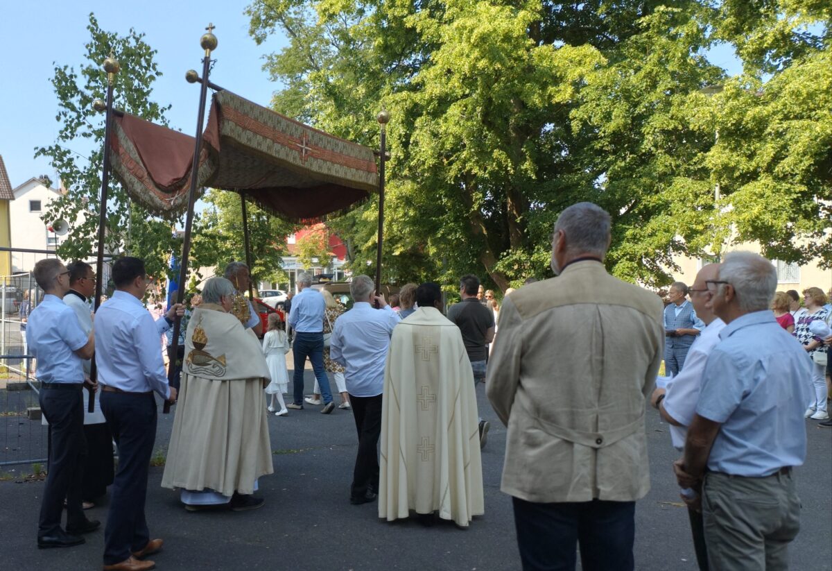 Gemeinschaft feiert Fronleichnam in Weiden