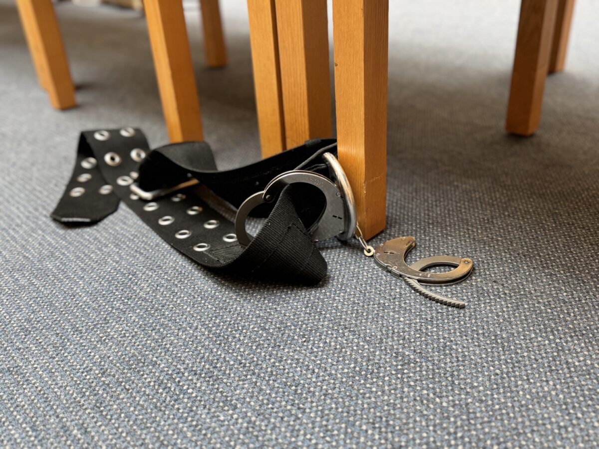 Auf Kopf des Vaters gesprungen - Psychisch kranker Sohn bleibt in Psychiatrie