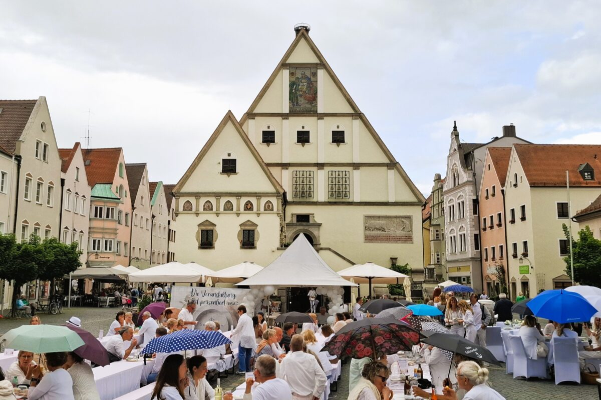 Der „Weiße Sommerabend“ in Weiden – ein strahlendes Fest trotz Regenschauern