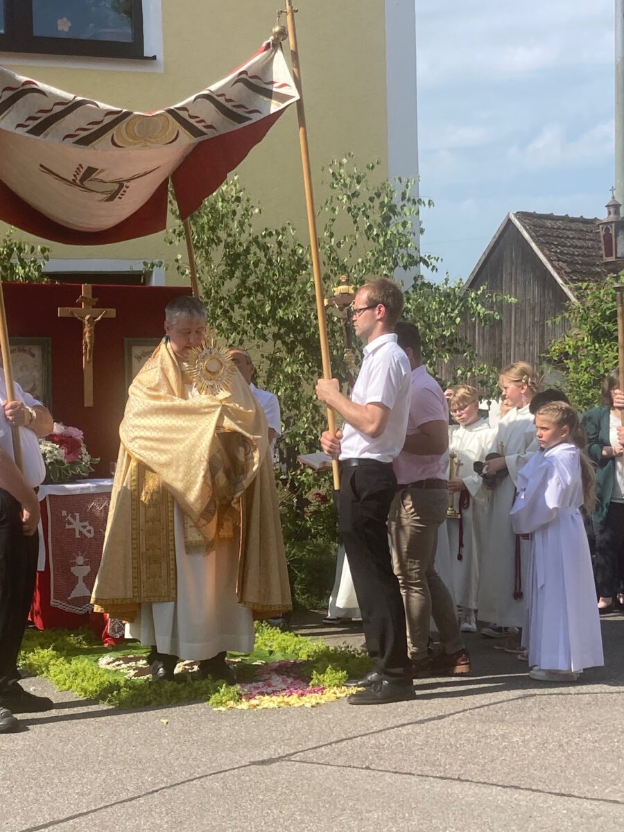 Abschiedsprozession für Pfarrer Nieciecki in Döllnitz