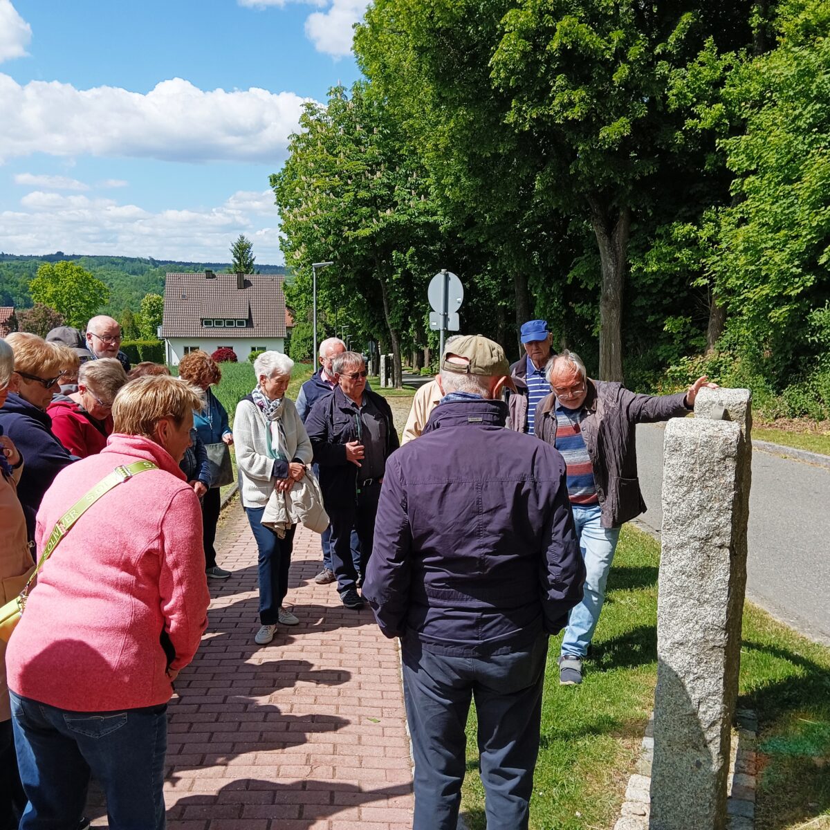 Senioren-Union der CSU erkundet Meditationsweg Felixallee in Neustadt