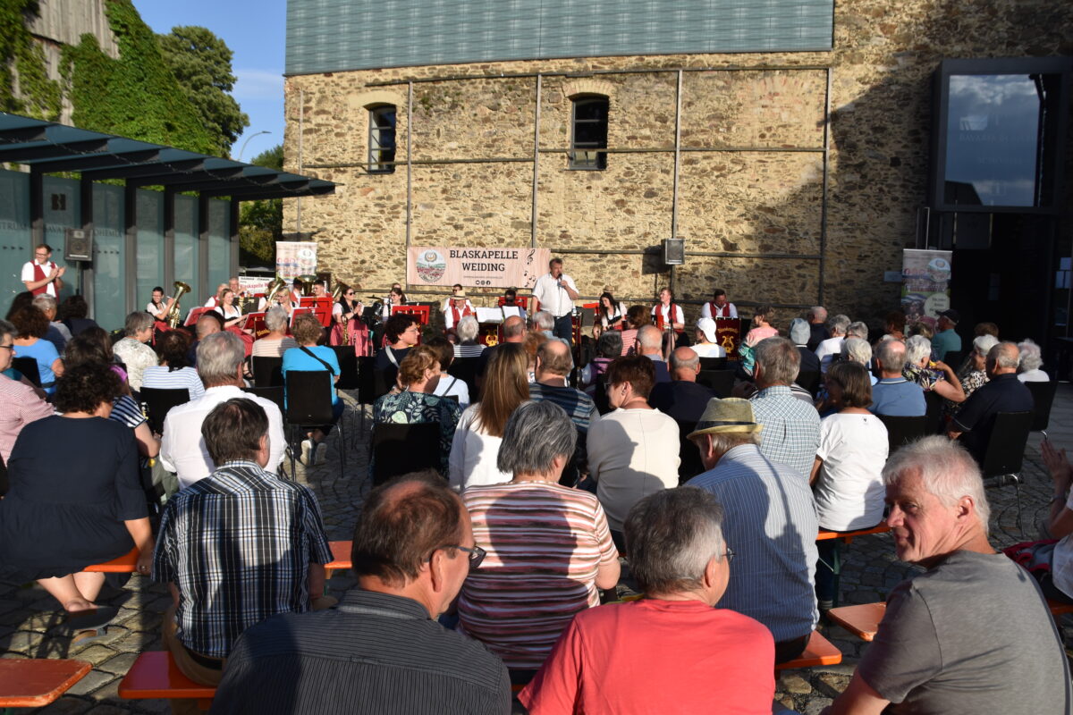 Mit Pauken und Trompeten: Blaskapelle begeistert in Schönsee