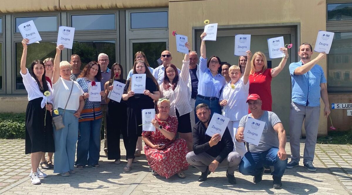 Erfolgreicher Pflegekurs am ISE Amberg schafft Chancen