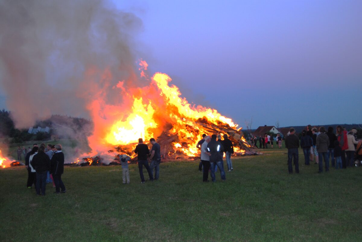 Ernstfeld feiert Johannisfeuer mit Grill und Barzelt