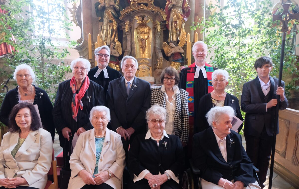 Freudiges Wiedersehen bei Jubelkonfirmation in Floß