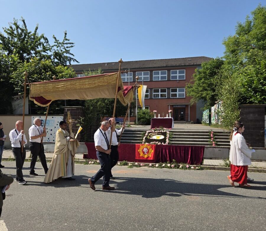 Fronleichnamsfeier in Weiden mit Prozession und Altären