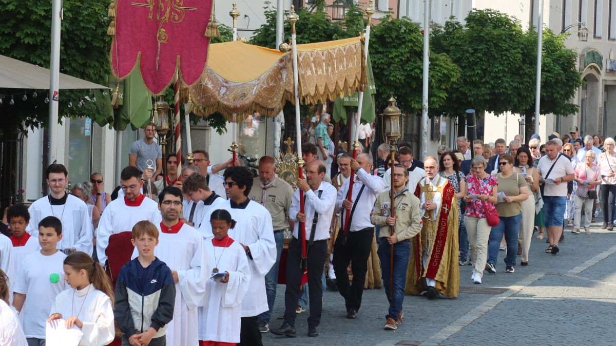 Fronleichnamsprozession der Pfarrei St. Josef durch die Weidener Innenstadt