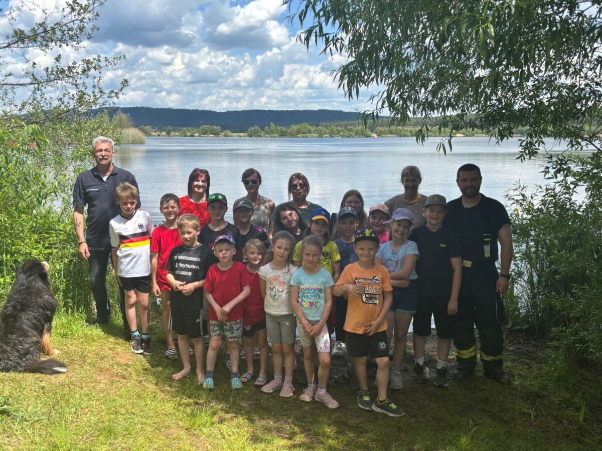 Drachenbande erkundet Natur und lernt Sicherheit