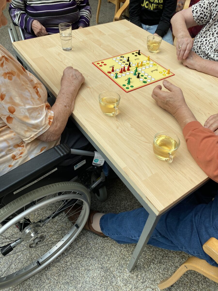 Spielenachmittag in Kemnath: Schüler der Realschule und Senioren aus dem Haus Falkenstein verbringen gemeinsam schöne Zeit