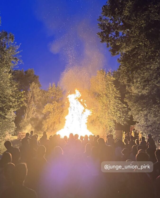Johannisfeuer in Pirk begeistert mit kreativem Sonnenschutz