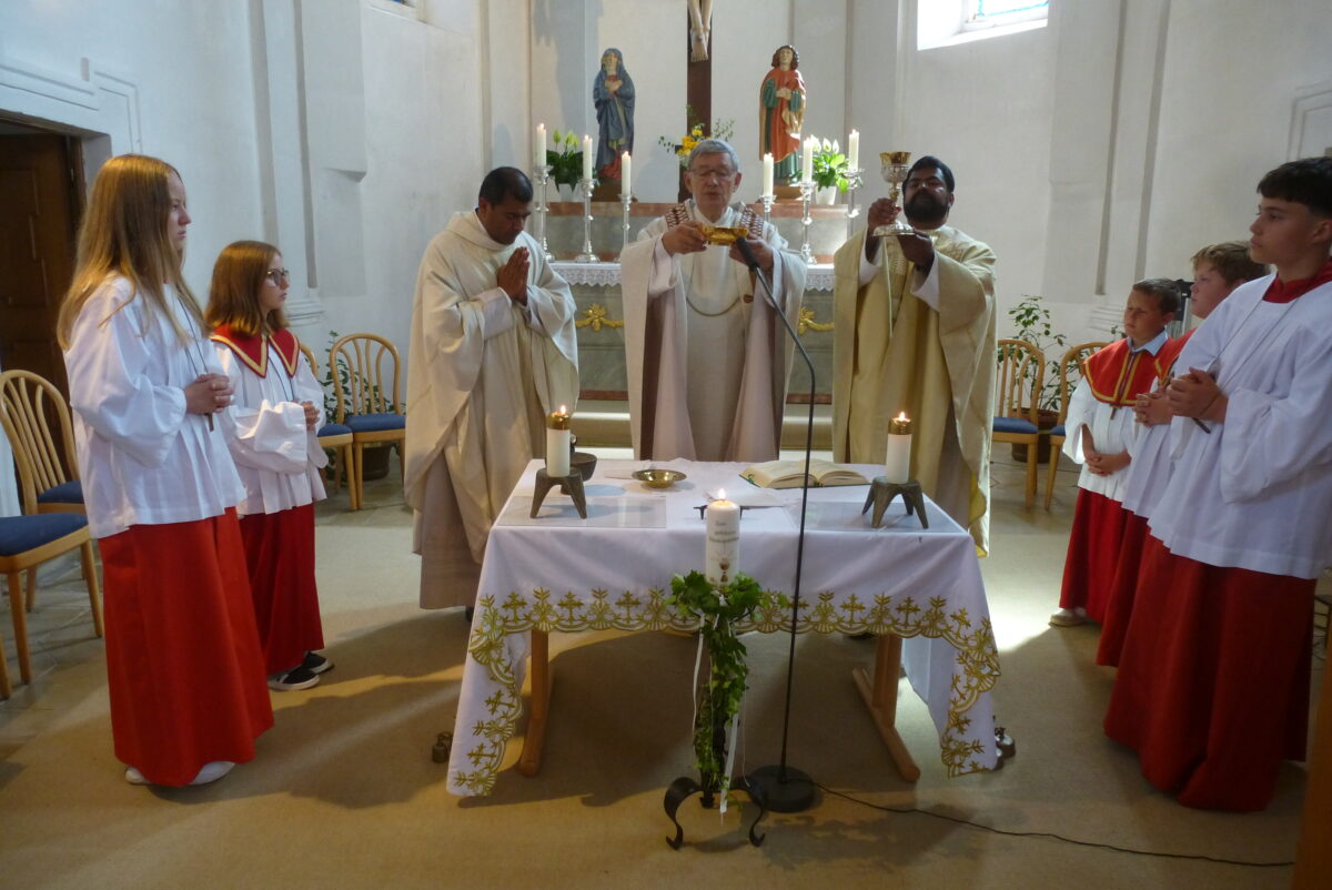 Seit 50 Jahren im Dienst für die Menschen: Josef Häusler zum Priesterjubiläum in seiner Heimatgemeinde